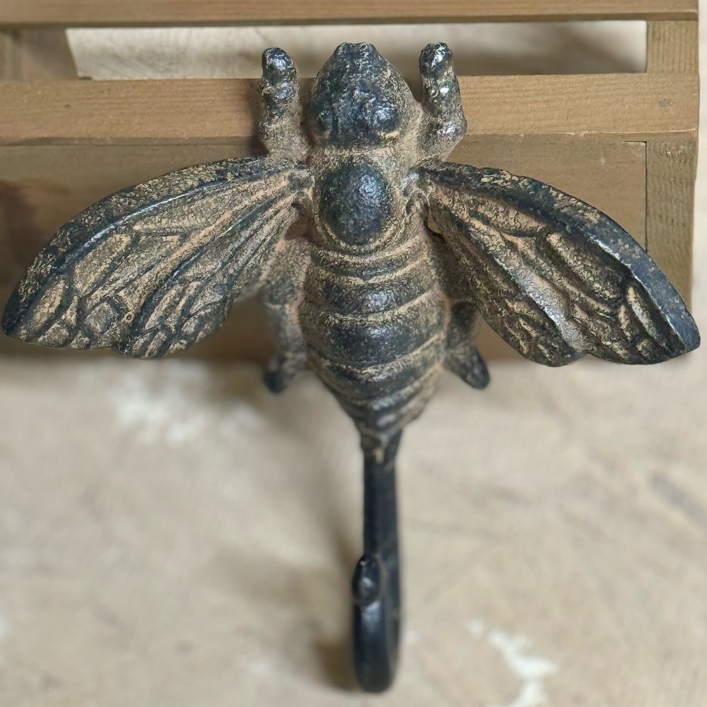New Bee Wall Hook Cast Iron ❤️ 
Rustic Organizer/Decor - PERFECT accent